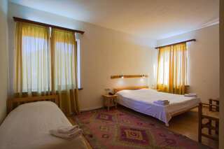 Отель Hotel Mirhav Горис Трехместный номер с видом на горы-16