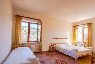 Отель Hotel Mirhav Горис Трехместный номер с видом на горы-20